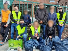 Photo de groupe face à l'école Valmuse après nettoyage du village