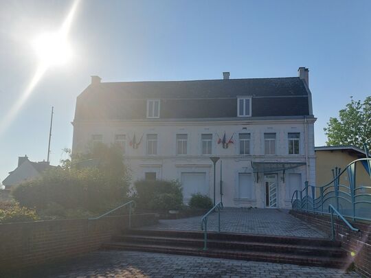 Mairie de Brunémont sous un grand soleil